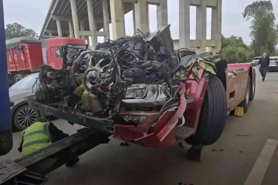 确认身亡！35岁网红司机清晨突发车祸，事故原因正在调查