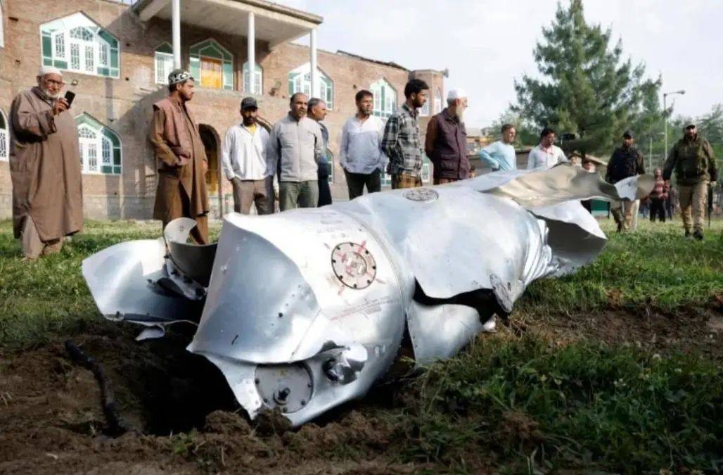 印巴空战升级：歼-10CE击落阵风，台湾军迷哑口无言，西方武器神话终破灭！