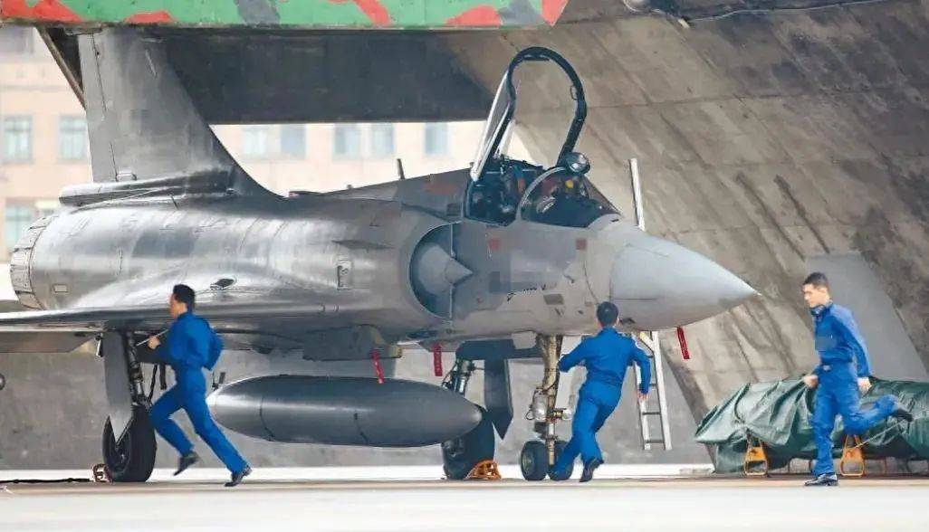 印巴空战升级：歼-10CE击落阵风，台湾军迷哑口无言，西方武器神话终破灭！