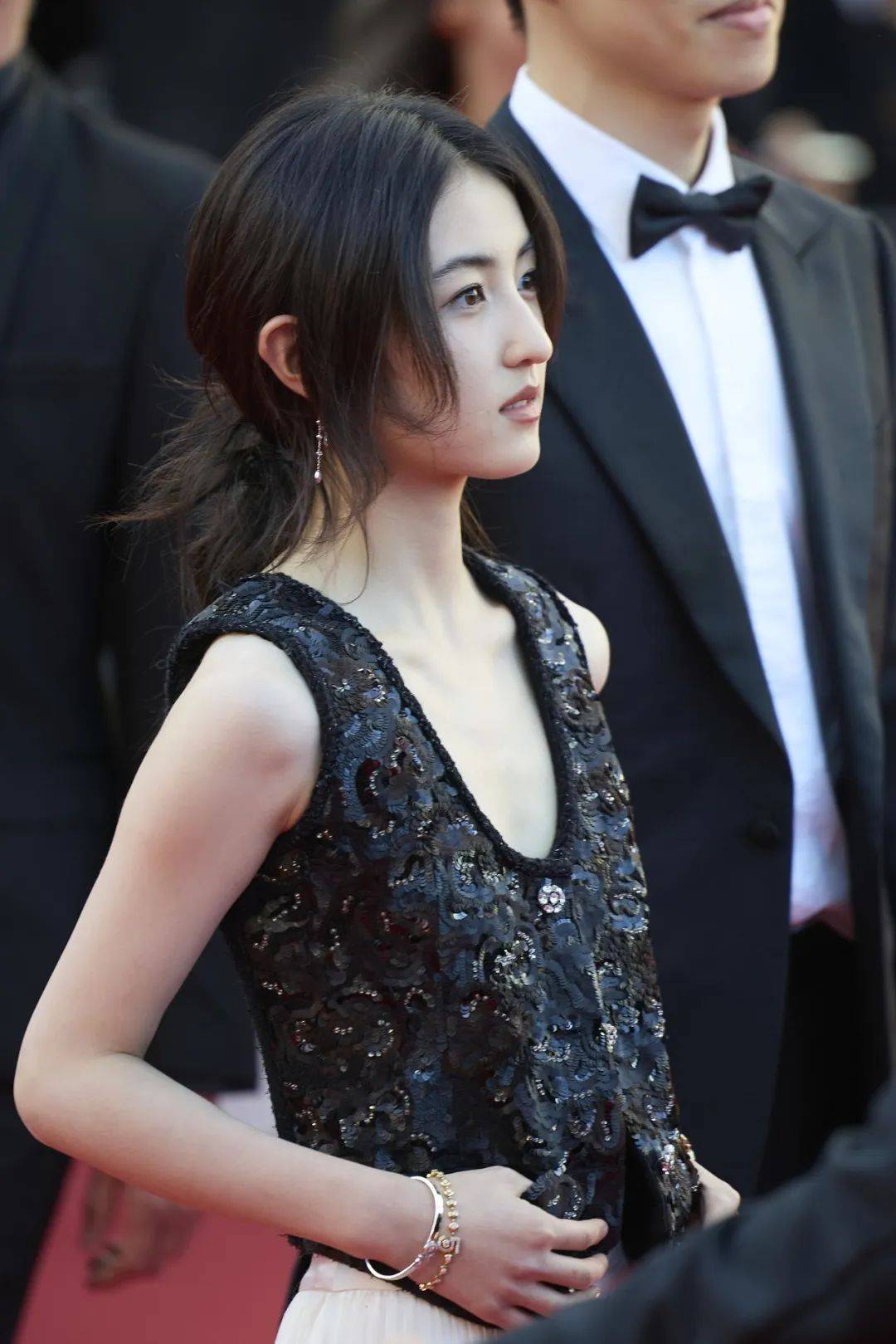 23岁女演员张子枫亮相戛纳红毯，黑缎马甲搭配白色真丝阔腿裤，优雅灵动气场强大