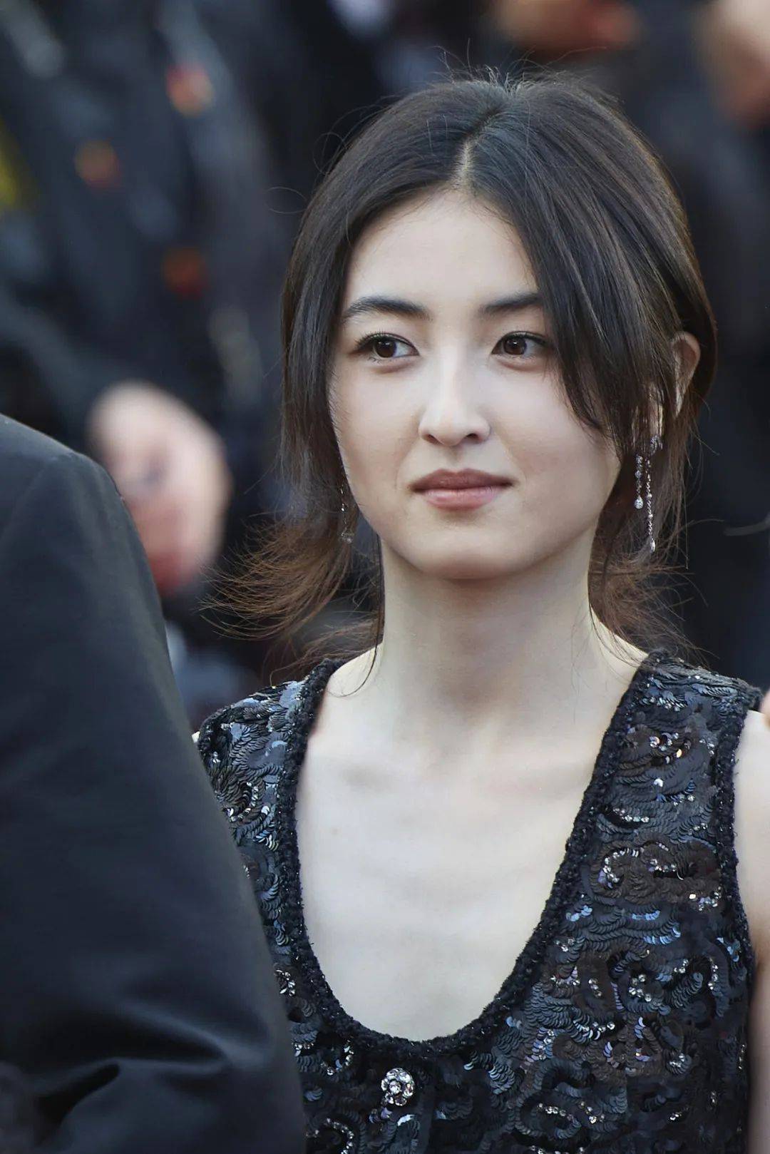 23岁女演员张子枫亮相戛纳红毯，黑缎马甲搭配白色真丝阔腿裤，优雅灵动气场强大