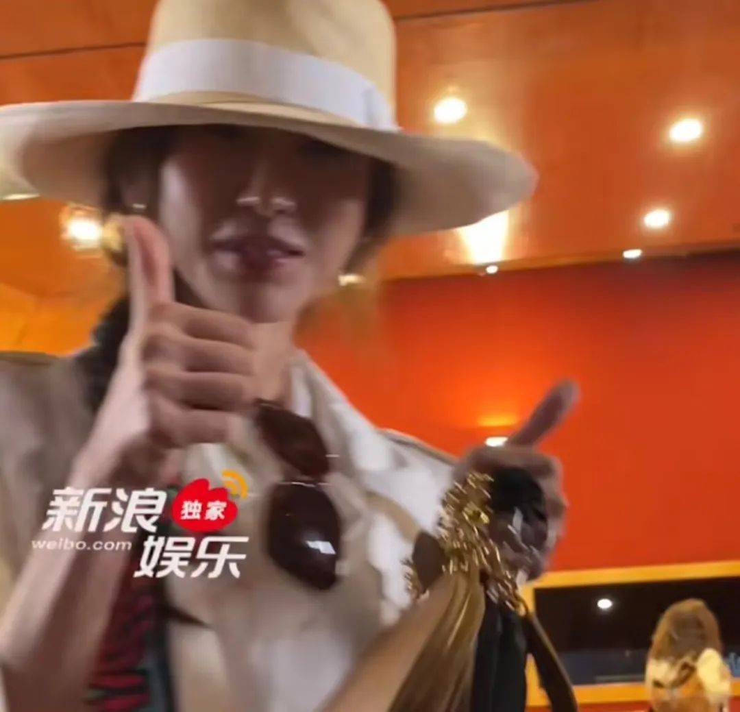 23岁女演员张子枫亮相戛纳红毯，黑缎马甲搭配白色真丝阔腿裤，优雅灵动气场强大