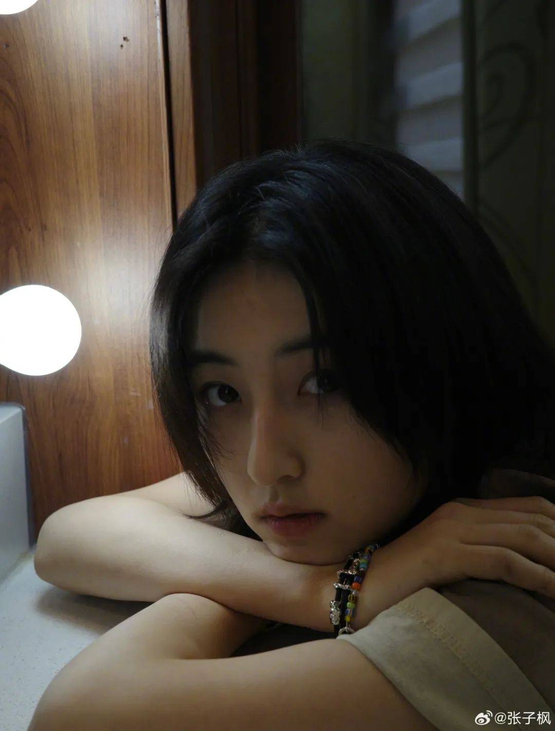 23岁女演员张子枫亮相戛纳红毯，黑缎马甲搭配白色真丝阔腿裤，优雅灵动气场强大